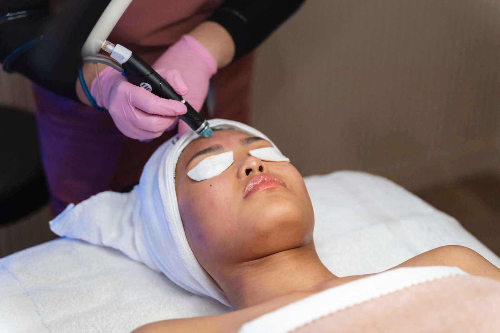 Aesthetician performing mesotherapy device infusion